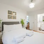 Lovely 3 Bed House With Garden
