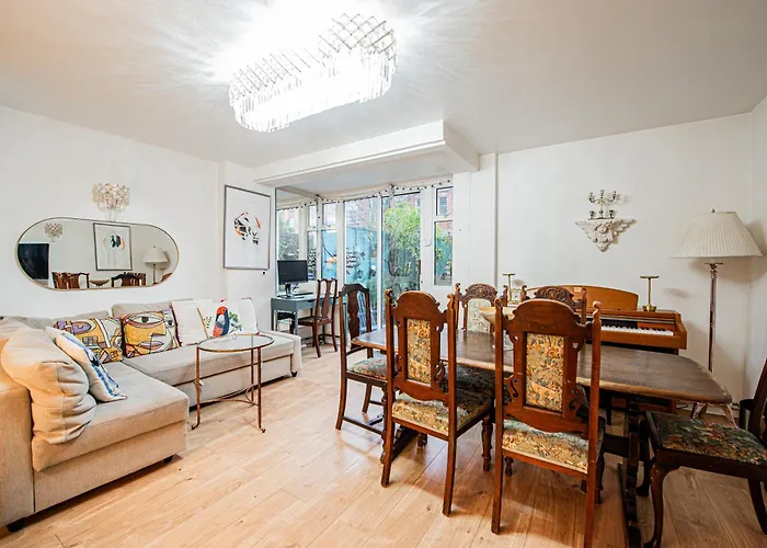 Lovely 3 Bed House With Garden