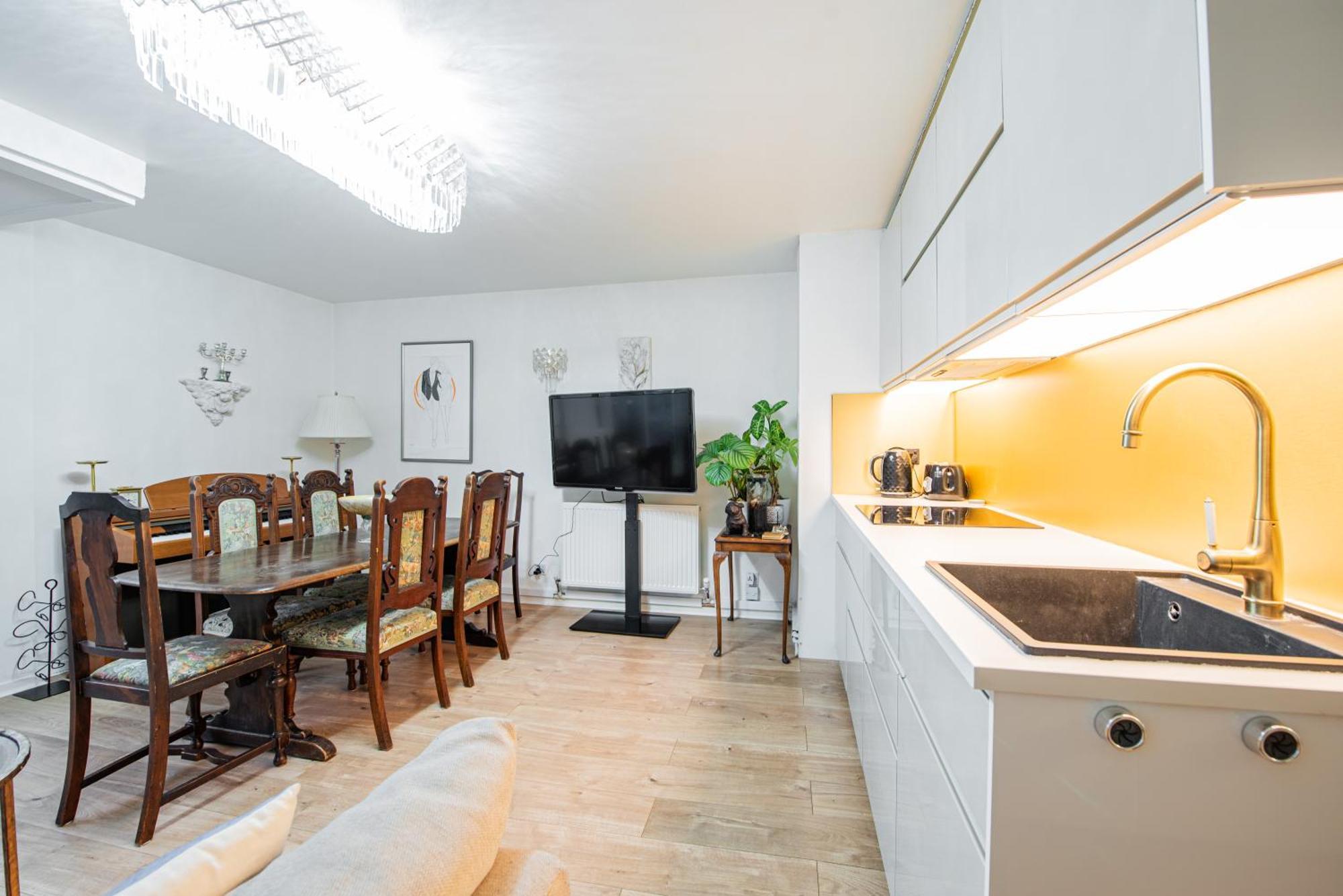 Lovely 3 Bed House With Garden *